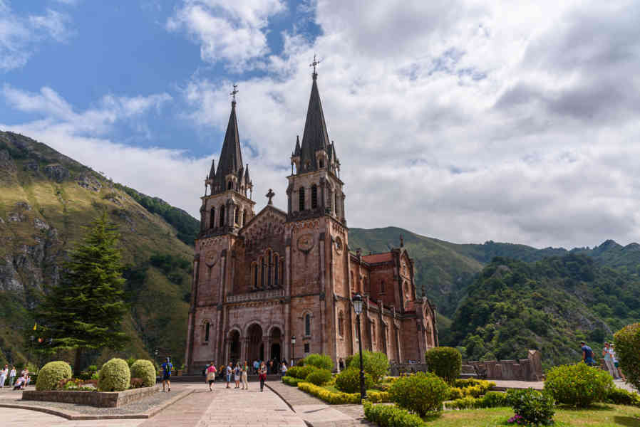 Principado de Asturias 038 - parque nacional de los Picos de Europa - santuario de Covadonga - basílica.jpg